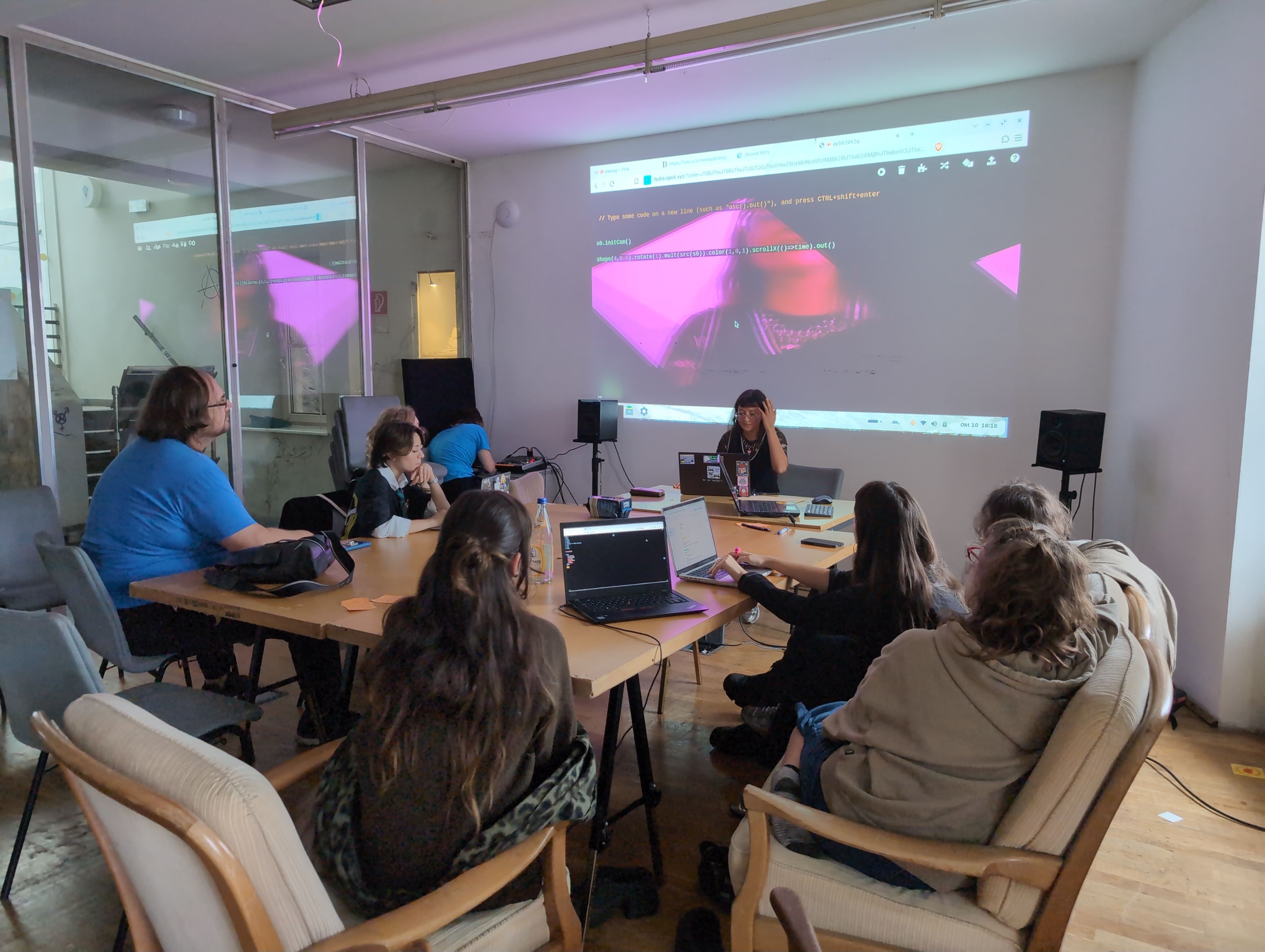 Photo of workhop in Servus Clubraum. Taken by Gorka Egino
